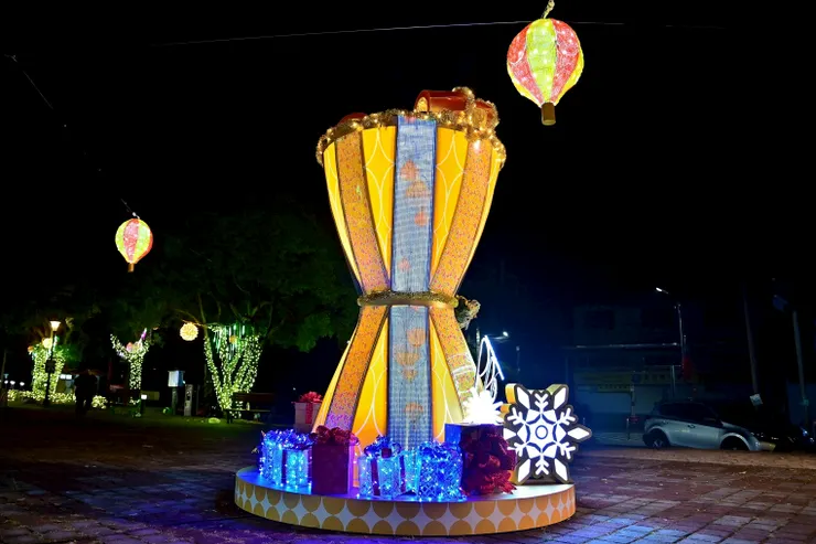 主燈星願沙鐘以水果豐收落下和熱汽球升空的動畫，寓意生生不息永續石岡未來。圖/石岡區公所提供
