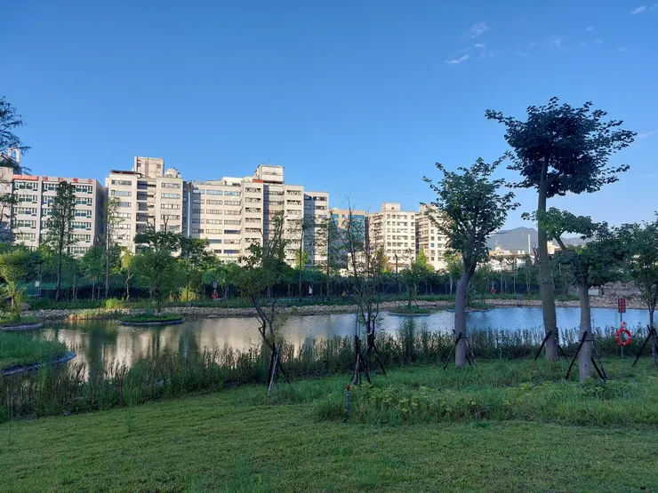 旁邊的綠湖公園 人工湖