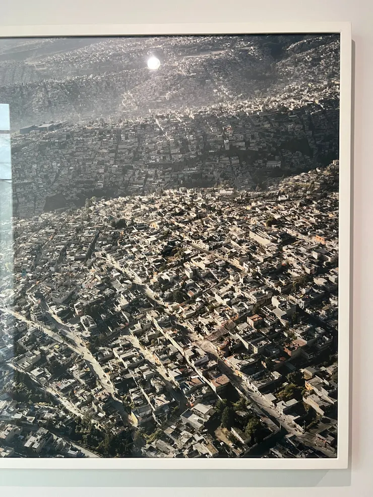 俯瞰大城市時每個地區幾乎如出一徹的航空照。帕布羅．洛培茲．盧茲，〈墨西哥城鳥瞰圖XIII〉，2006。本文作者攝。