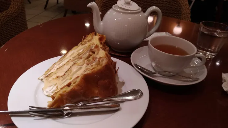 HARBS洋梨卡士達千層蛋糕，我才吃幾口就覺得膩了