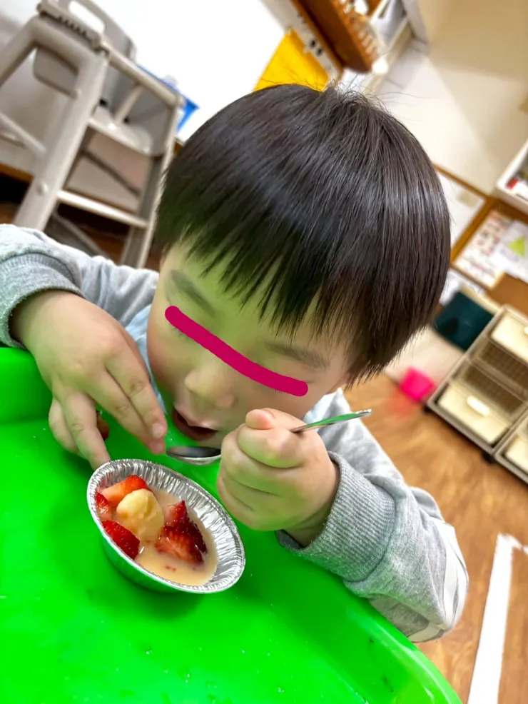 養樂多冰沙上面撒上超多的碎草莓