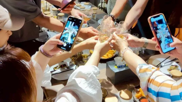 在活動後大家互相分享星座的看法,邊品著威士忌