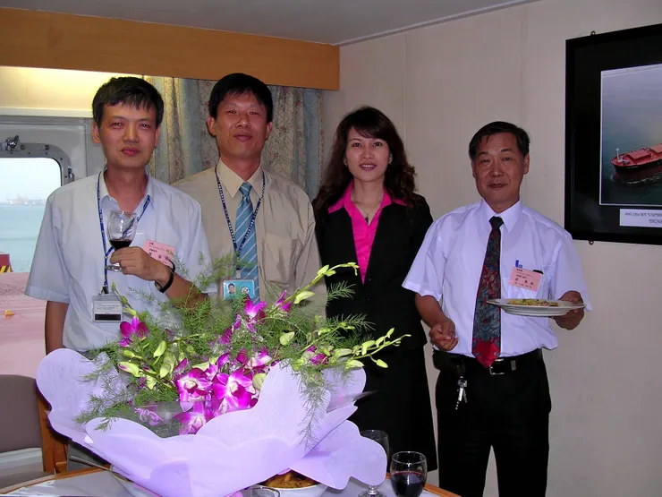 【2000年迎接台電首艘自有煤輪電昌一號首航進港,在船上舉辦慶祝儀式,JB與前來同賀的港務局人員合影。這艘電昌一號已於2021年除役!】