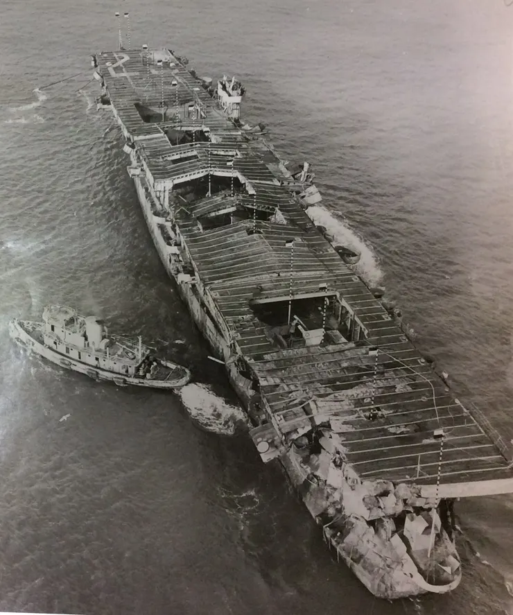 兩艘拖船準備將「獨立號」航空母艦拖出並鑿沉。