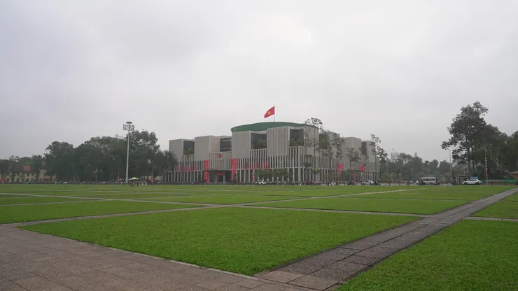 越南國會大廈，方形的外框代表「地」，中間圓形的會議廳代表「天」。