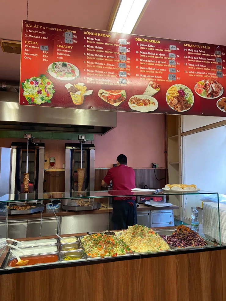 老闆的備料就是滿滿滿，最左邊三格式優格和???和???(我認真沒有研究XD