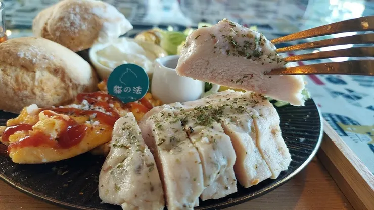 安南區聚餐/包場首選【貓的法小館】療癒系貓咪餐廳必訪！天然自