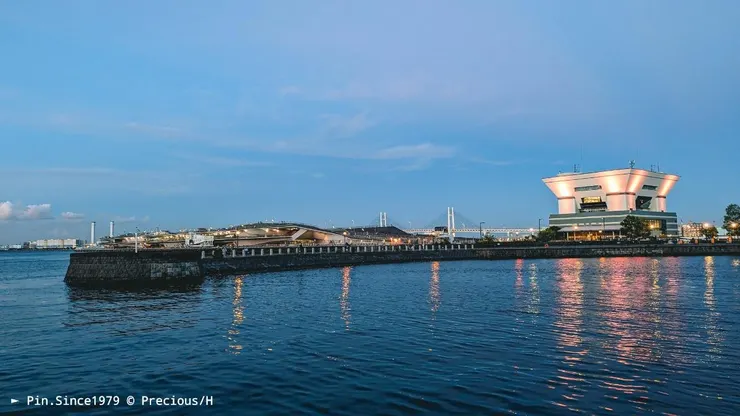 象之鼻公園望向鼻型堤岸，是橫濱港最早的開發地，沿著防波堤的形狀有似大象鼻子。