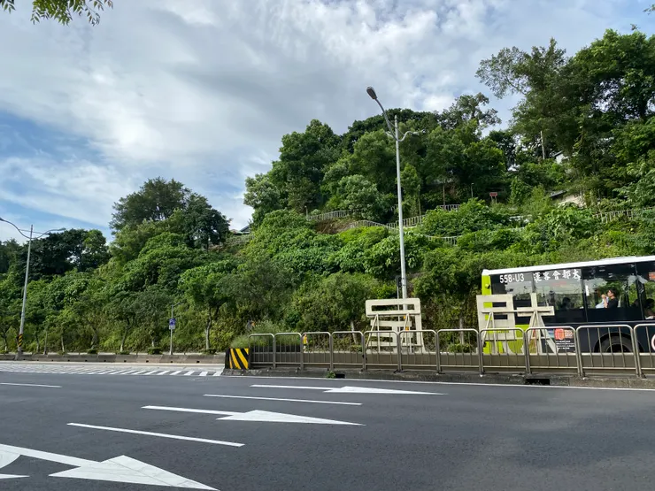 蟾蜍山西側邊坡原本是緩緩延伸至公車亭附近，後來開山剷除成現在模樣