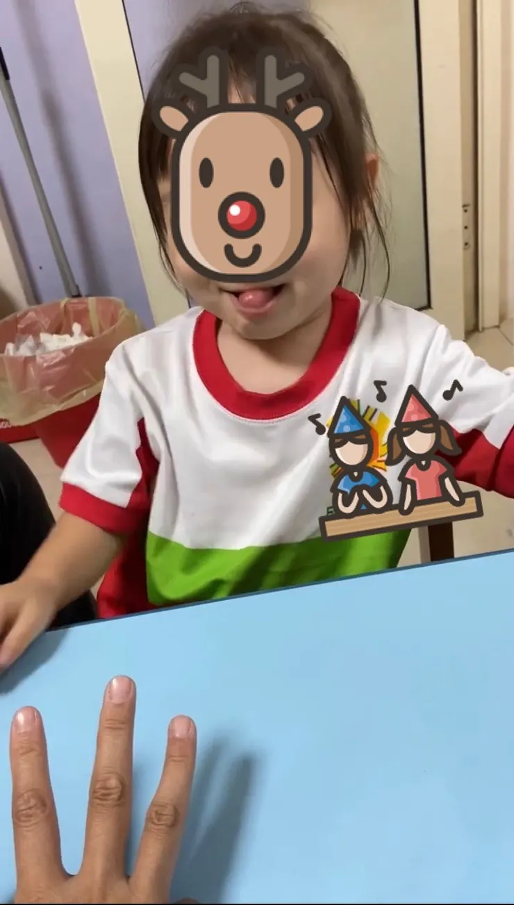 用手指比數字，孩子會知道要開口說幾個字~