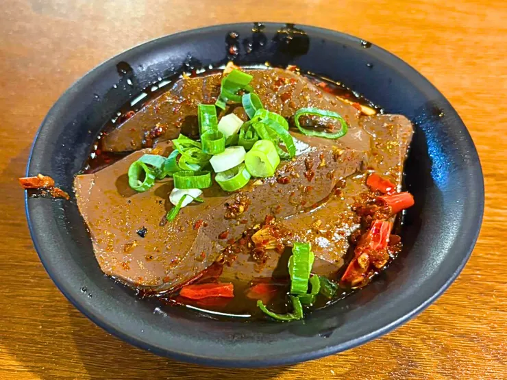 獨門香料滷製,嫩口入味,每一口都能吃到深層的滷汁精華