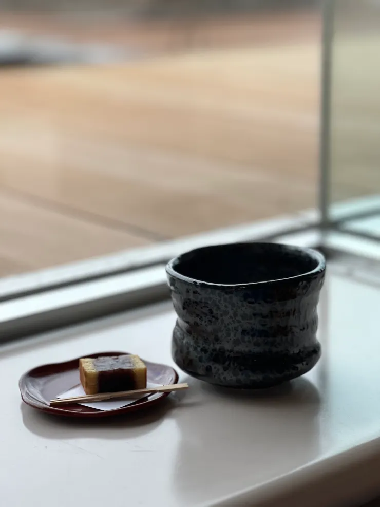 迎賓的抹茶與小甜點。傳統的抹茶與日式和菓子非常地搭。