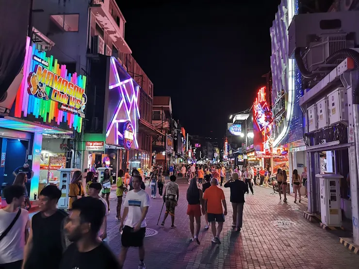 入夜後的芭達雅 Walking Street 雖然閃爍著七彩的燈光 不過人潮和疫情前相比還是有段差距