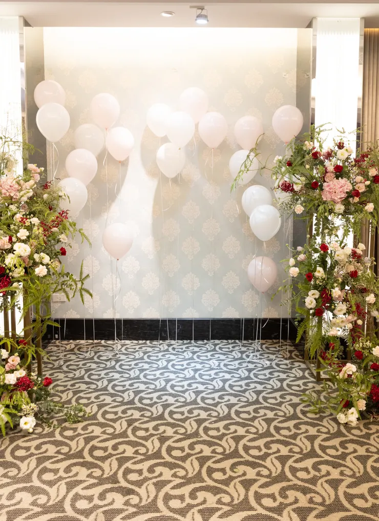 鮮花與氣球布置而成的送客拍照區