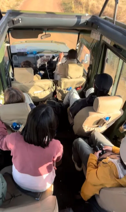 總共8個座位(含司機)，從最後一排往前拍，我就坐在副駕駛座上XD