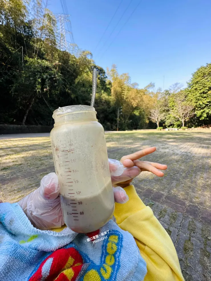 在這個桐花廣場幫祐補個牛奶，很剛好。