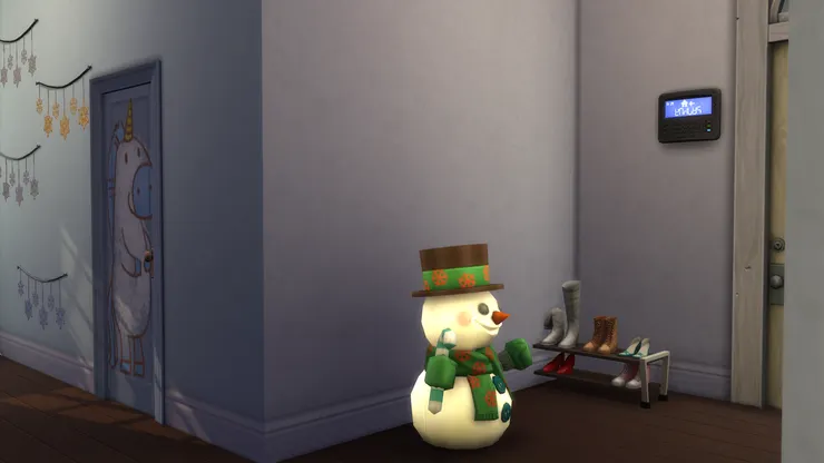 這邊是後門，有個很可愛的雪人燈飾。