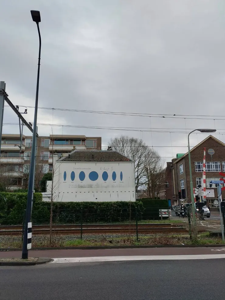 很喜歡萊頓的市容，牆面上不經意總是會出現有趣的壁畫，例如數學公式或詩作。這張是萊布尼茲的微積分（應該）