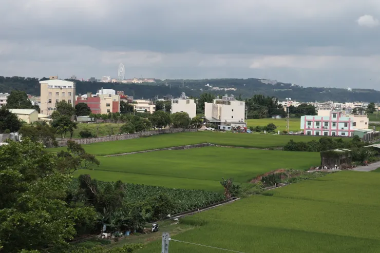 從泰安新站看向麗寶樂園