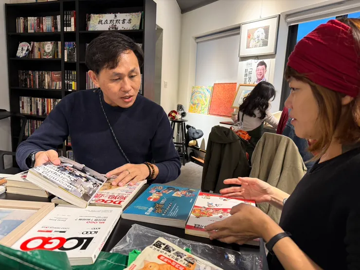 姐姐表示書已經送出去很多了，因為哥哥快過世一年了，她覺得很抱歉，沒能早點來默默書店。