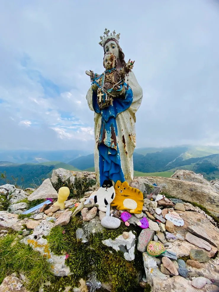 BB、小可愛與聖母像在庇里牛斯山上的合影