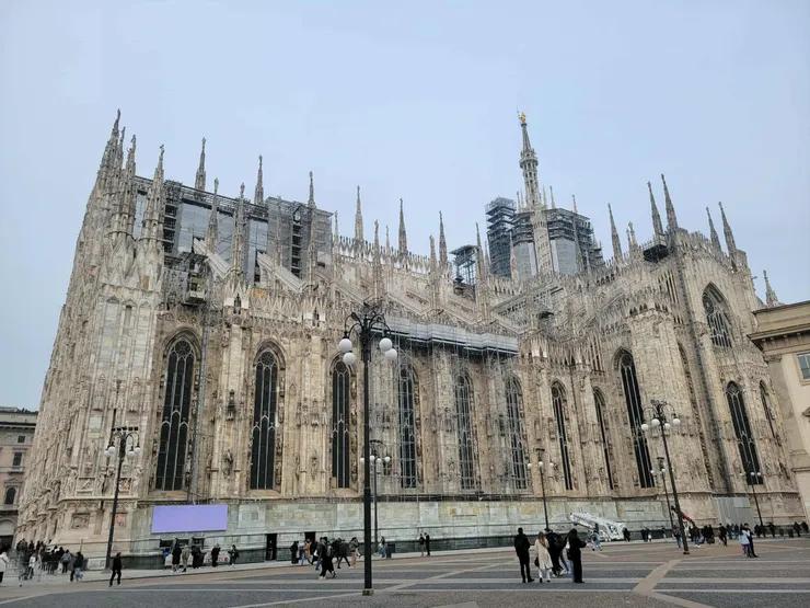 宏偉的大教堂，手機要縮倍鏡才拍的下