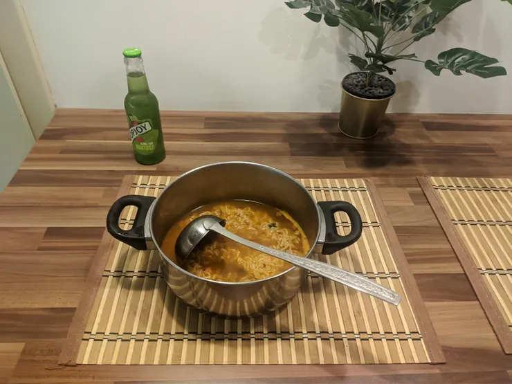 完全沒配菜的辛拉麵(第一天真的過得很慘😭)