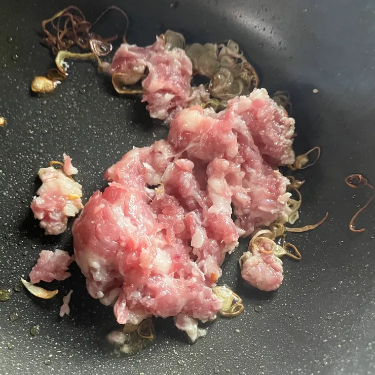 剛下鍋的絞肉容易聚在一起