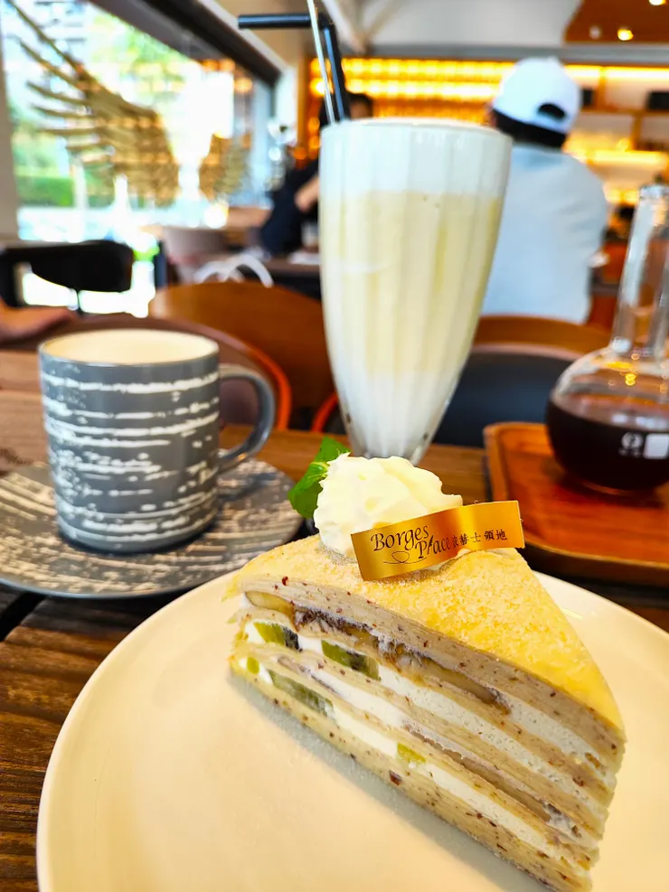 水果栗子千層、皇家伯爵鮮奶茶、芒果優格果昔。（攝影／劉幼軒）