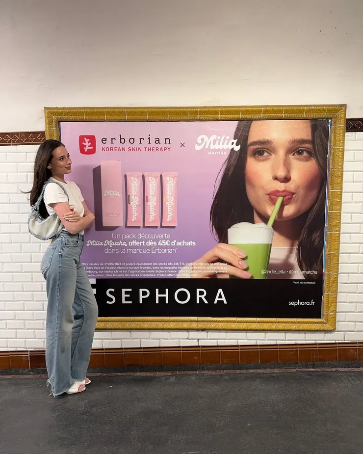 艾博妍與網紅安迪·艾拉（Andie Ella）合作，作為「Skin Therapy」系列的代言人，安迪·艾拉廣告遍布巴黎地鐵。