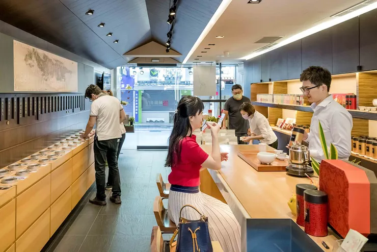 嶢陽茶行店面在設計上融合了古典與現代時尚的元素，更在店裡保留品茗空間，與顧客拉近距離。（圖/嶢陽茶行提供）