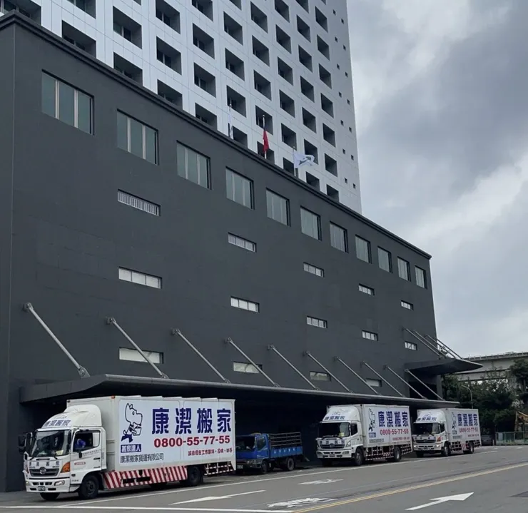 「康潔搬家」配有17噸大車，辦公桌椅至大型機具都能夠搬運。圖/業者提供