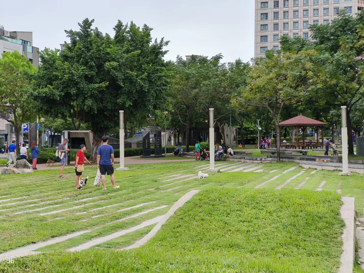 【強颱也或許無風無雨倒有假賺！這次山陀來襲，南部縣市災情慘重，但台中市賺到2天無風無雨的颱風假，一片歌舞昇平景象。腸胃鏡檢查雖有一點怪怪的，相信老媽也會平安無事。】