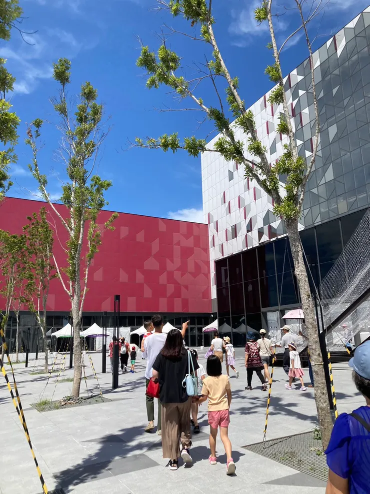 台灣館位在世界館的對面