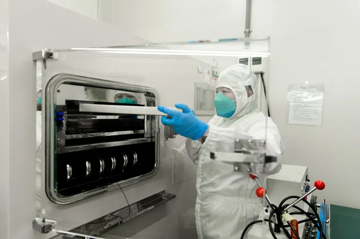 圖說：生技業者分析，因為開發週期長、風險高，難以提供短期財務回報，導致優秀理工人才流向科技領域。（資料來源：偉喬生醫）