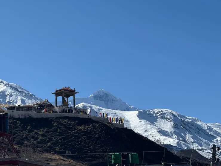 遠方的蓮花生大士銅像