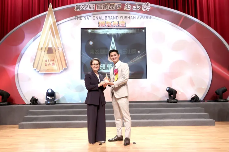 副總統蕭美琴(左)與婕樂纖創辦人呂世博(右)合影。婕樂纖/提供