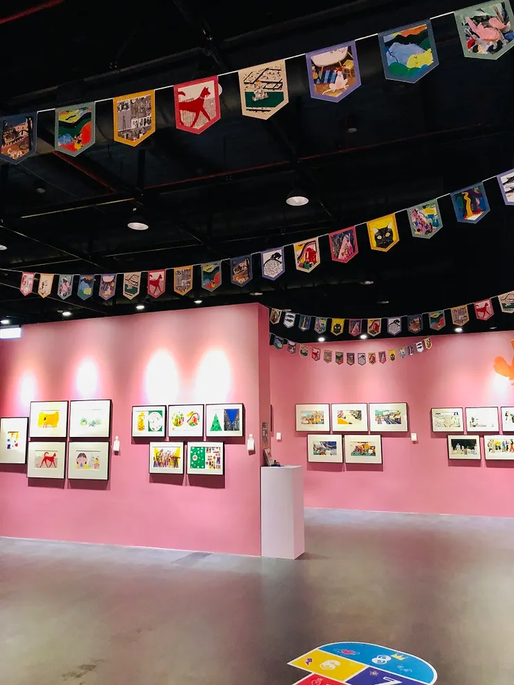 參賽的作品由五幅一組的畫作構成，每一組畫作就是一個故事。