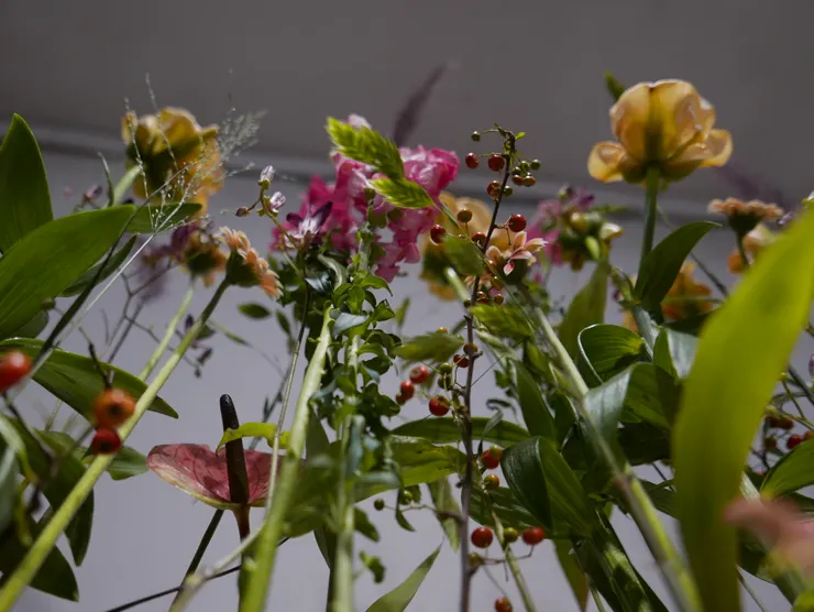 這次比較難一點，花材顏色也比較不是我會選的，但是我覺得比起三角形花跟花束，水平花我掌握的比較好