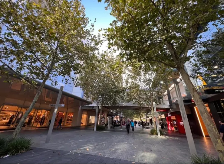 有人卻不擁擠的街道