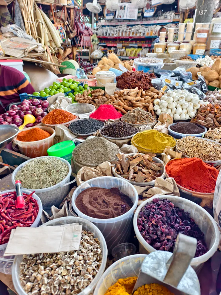 香料市場有各種香料。