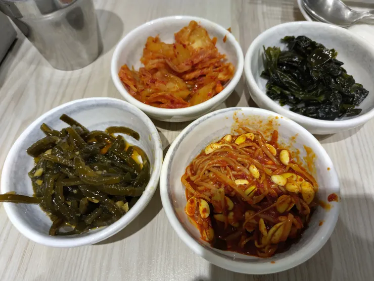 韓國泡菜，辣豆芽菜，涼拌海帶，涼拌海帶絲