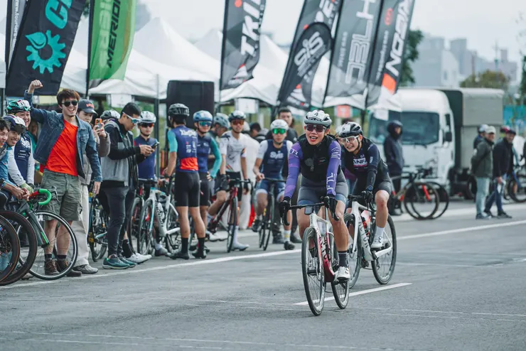 前面那位衝線的就是叮噹本人，我對她的印象就是永遠充滿活力與笑容。