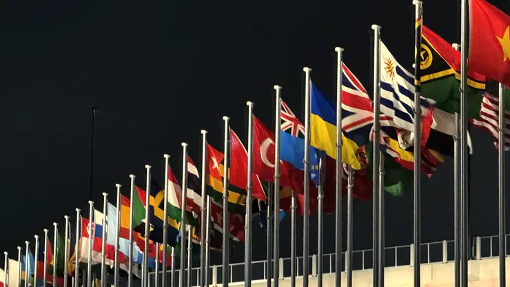 大阪萬博多達158-160個國家共同參展（場外的萬國旗們）