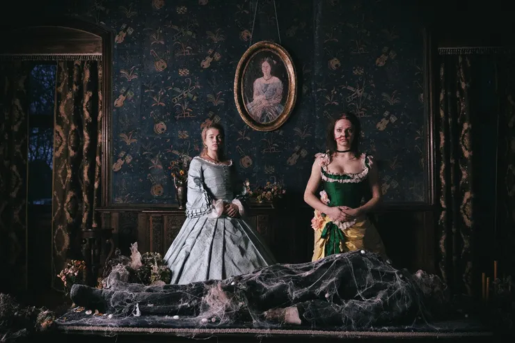 Agnes與Elvira的服裝風格差異，暗喻時空背景與人物的經濟狀況（劇照由傳影互動提供）