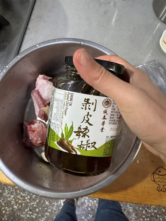 剝皮辣椒推薦｜用誠泰醬油煮出超簡單剝皮辣椒雞湯做法，懶人料理食譜分享！