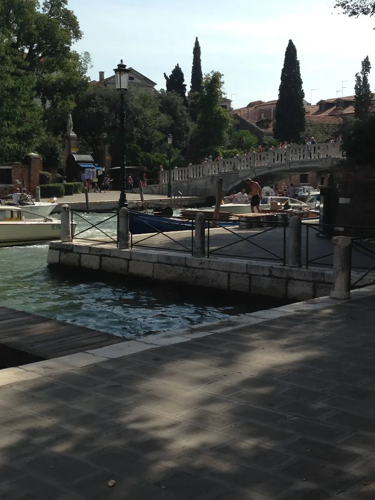 遠遠就看到橋及運河