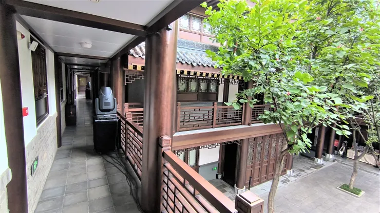 @易俗社博物館二樓拍攝入口庭院 / xianyi拍攝