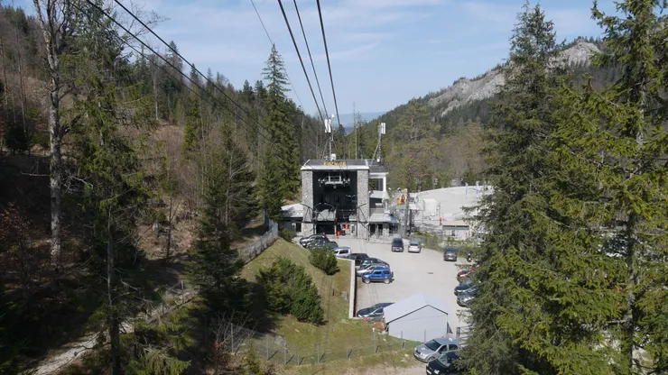 搭上纜車後看纜車站的樣子