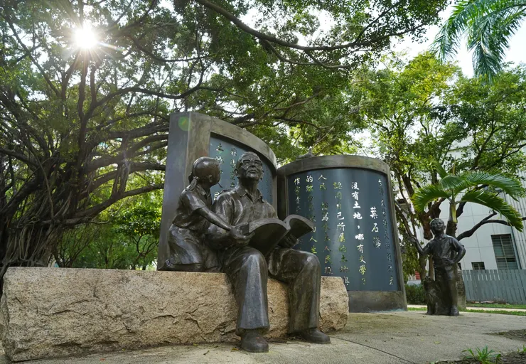 「沒有土地，哪有文學？」道盡葉石濤紀念銅像的重要精神（©陳坤毅）